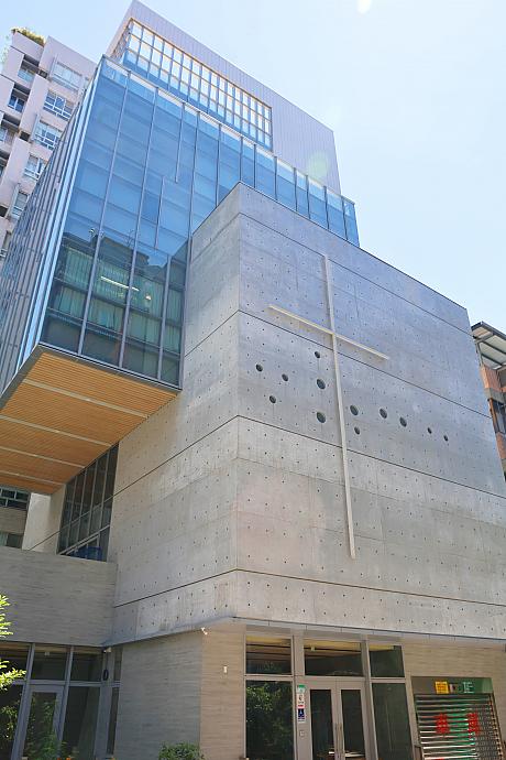 教会の裏手にはレトロな建物とは一変、打ちっぱなしコンクリートのモダンな建物が。こちらは2024年5月に完成したばかりの新館です。