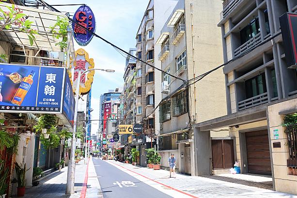 エリア中央を走る南北の道は大正町通で現在の林森北路に当たります。それと平行するのは東側にある中通。今の地図を見ると西側にも天津街が南北を貫きますが、この時代は排水路だったそうですよ。
