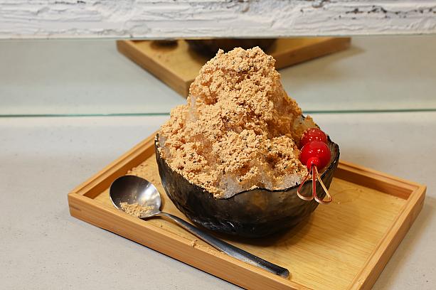 <b>懷舊麵茶冰150元</b><br>穀物を炒って粉にした麵茶と呼ばれるパウダーをかき氷にトッピングしたはったい粉(麦焦がし)アイスは、香ばしくどこか懐かしい味？燕の巣はありませんが、ヘルシーなのには変わりありません。