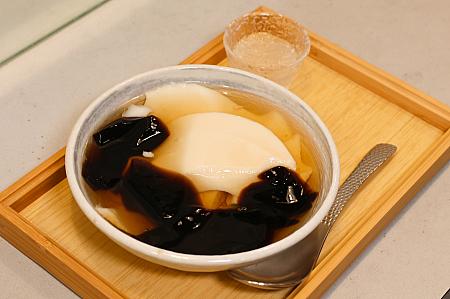 <b>大燕滋單料豆花(仙草凍)180元</b><br>こちらは仙草ゼリー(仙草凍)バージョン。燕の巣は別添えで。特に味はなく、ふるるんとした食感。免疫力アップ・美肌効果・抗ウイルスなど多方面に効果ありと語られる栄養価の高い食材ですが、中国医学では肺機能の向上によいと言われています。