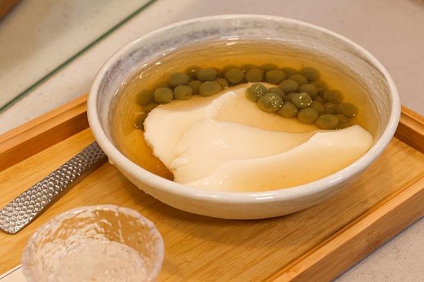 <b>大燕滋單料豆花(草仔粿圓)180元</b><br>こちらはヨモギゼリー(草仔粿圓)を載せたもの。小粒の丸がかわいい♪しかもヘルシーなんてサイコー！