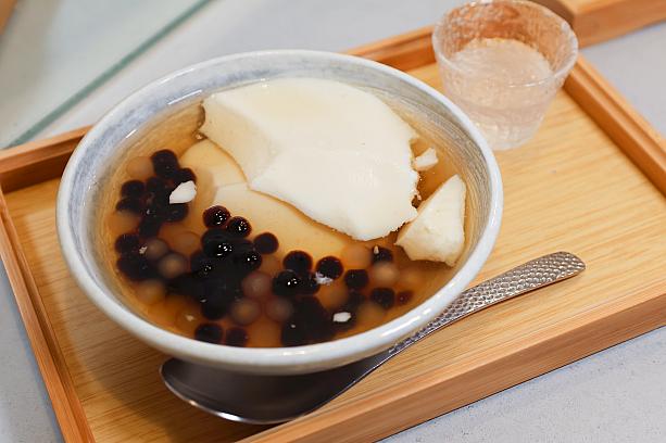 <b>大燕滋單料豆花(珍珠)180元</b><br>伝統スイーツである豆花に燕の巣をトッピングした燕の巣入り豆花。お好きな具材1種もトッピング可能です。ナビはタピオカ(珍珠)をチョイス。