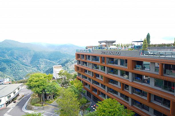 「ホテルインディゴ阿里山」へ出かけたナビ。ホテル周辺をお散歩していると、入口の脇に見つけたのが……
