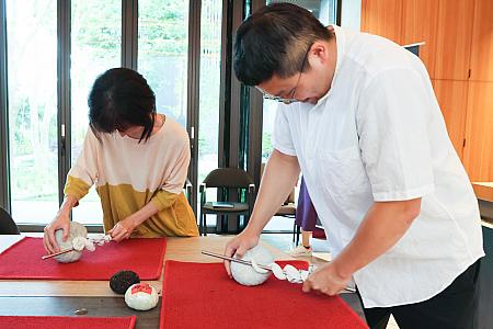 ある程度の形になったら、布のねじねじを金属の棒に絡み付け、さらに締め付けて茶葉を丸く成型していきます。