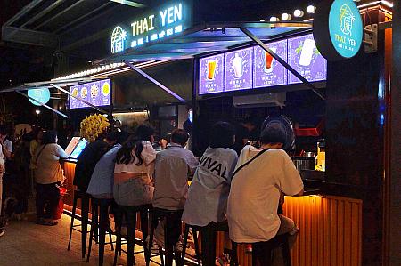 クラフトビールの「金色三麥精釀啤酒」をはじめ、アメリカンハンバーガーの「J.Burger美式漢堡」、韓国チキン「南韓大雞」、タイ料理「泰式料理泰雁」、パスタ「隱樓義大利麵吧」、おにぎり「GIKI沖繩飯糰」などなどインターナショナルなラインナップです。