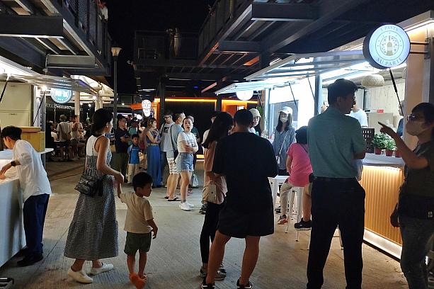 桟橋横の広場に置かれたコンテナには14のショップが入店。