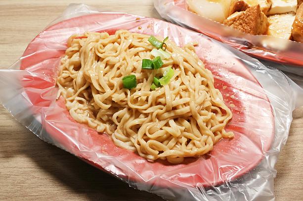 ピーナッツソースに油膏を合わせたような特製ソースが麺とよく絡んでうまし！初めて食べるのに、どこか懐かしい……♡たっぷりのせてくれる葱との相性もとっても良いです。