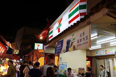 目印は通路の反対側にあるセブンイレブンと福德宮。このすぐ近くにあるので、見つけやすいと思います。ネットでは流動的に動くという情報がたくさんあるのですが、店主に聞くと場所は固定なのだそう。