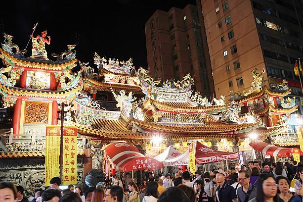 今回行ってみて気づいたんですが、人が多すぎるからかな？「饒河街夜市」ha
右側一方通行になっていました。「松山慈祐宮」側のゲートから入り、そのまま人の波に乗ってずんずん進むと左手にお店が見えてきます。
