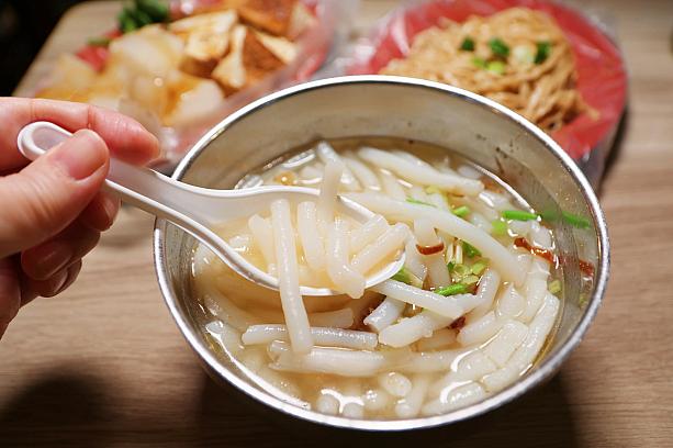 あっさりしたスープですが、胡椒がどっさり入っていて、胡椒が苦手なおこちゃま舌のナビにはスパイシー過ぎましたが、地元台湾人は「胡椒入ってるか～？セロリとエシャロットの味がいいアクセントになっているね」と言っていました。ナビと同じように胡椒が苦手な方は「不要胡椒」と伝えてみてくださいね。