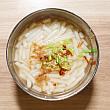 まずは五郎さんも食べた看板メニューの「米粉湯(ビーフンスープ)」をいただきました。日本でよく見る米粉(ビーフン)よりもかなり太く、見た目は米苔目のようなビーフン。これ、台湾北部ではよく見られます。