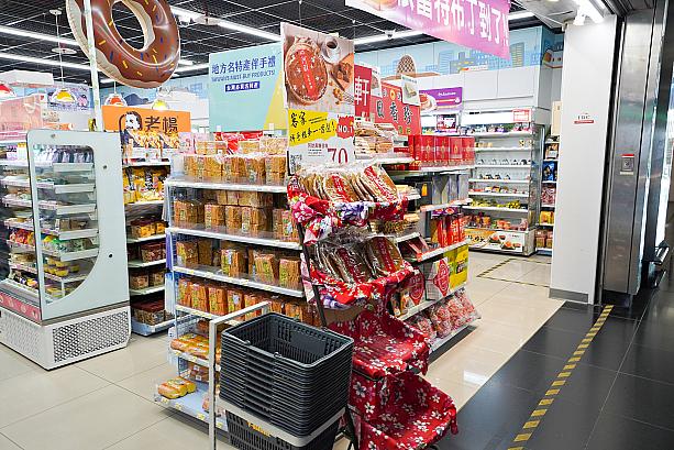 お土産探しなら「セブン-イレブン」も要チェック。駅構内のコンビニはご当地名物が充実していることが多いのです。高鉄「嘉義」駅の店舗も例に洩れず。