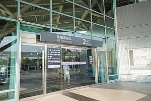 エスカレーターを背に1階右前方の出口2がバス乗り場です。嘉義市内や阿里山など各方面へはここから。