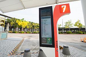 エスカレーターを背に1階右前方の出口2がバス乗り場です。嘉義市内や阿里山など各方面へはここから。