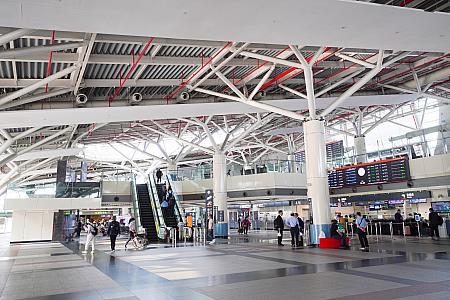 コンコース、駅構内広場に。