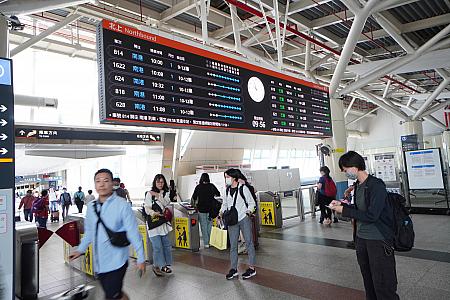 改札口を抜けると……阿里山エリアに暮らす台湾原住民族・鄒族(ツォウ族)の看板。阿里山の入口にやってきたぞー！という気分になります。2024年の台風3号(凱米颱風)の影響をかなり受けた阿里山。阿里山へ行かれる予定の方は阿里山オフィシャルサイト(https://www.ali-nsa.net/zh-tw)をご覧ください！