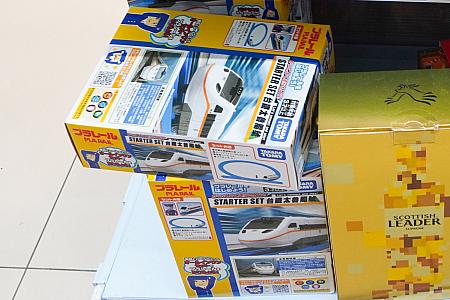 なぜか台湾新幹線でなく、台鉄(在来線)のプラレールが売られていたり……