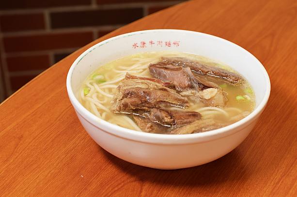 辛いのが苦手なナビJは辛くない清燉牛肉麺280元(小)。こちらは透き通ったスープが特徴で、肉は同じくスジ肉が。