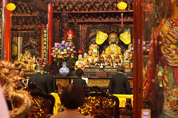 航海の女神、媽祖様が祀られ、信仰厚き台湾の方々が熱心にお参りする姿や、