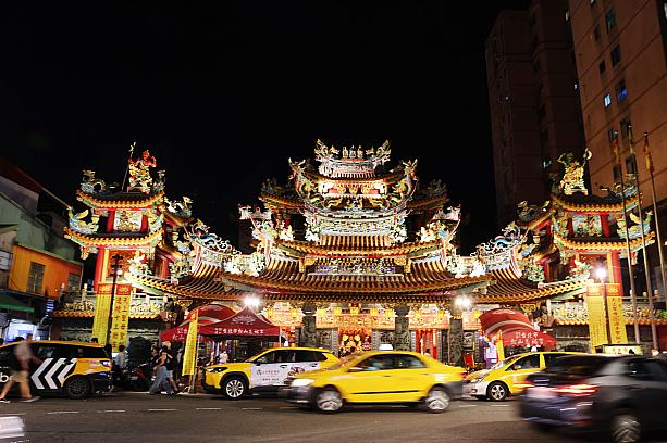 煌びやかな「松山慈祐宮」です