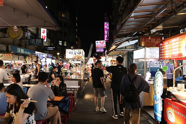 「饒河街夜市」は「松山慈祐宮」の脇にあり、この廟と共ににぎわってきました。