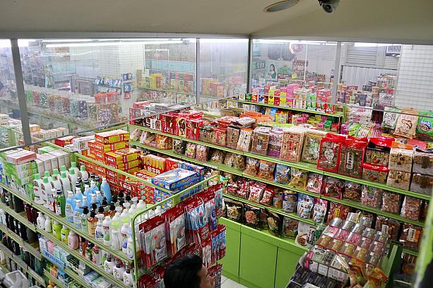 3階建てのビル内には食材や調味料、お菓子、衛生用品、文具、玩具、生活雑貨、掃除道具、調理器具、美容グッズ、インナーウェア……それからそれから、ヘルメットや拝拝グッズ(お参り用品)……とにかくた～くさんいろんな種類のあらゆる物が置かれています。