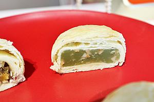 6種12個の月餅が1箱に。伝統のクルミ入りナツメ餡「棗泥核桃」ほか、爽やかな酸味が楽しめるシソと青梅味の「紫蘇青梅」や土パイナップル餡を詰めた「鳳梨珍果」など、中華菓子の概念を飛び出した洋菓子風な月餅も。シャンパンとの相性もばっちりだとか！