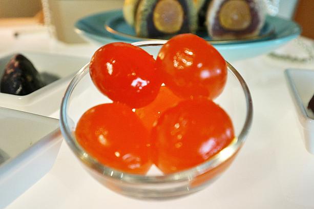 中には塩漬け玉子が。これ、好き嫌いが分かれるクセ強食材なのですが、吳シェフの手に掛かればあら不思議！独特の臭味が全くなーい！コーリャン酒や米酒、二鍋頭酒でじっくりじっくり漬け込んでいるからなんですって。つややかな輝きが宝石みたい。