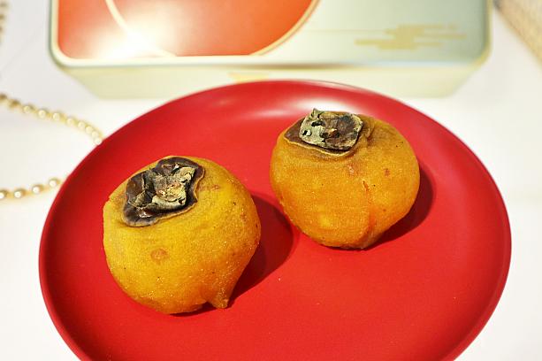 珍珠坊ではさらにもう１つユニークな月餅が登場しています。なんと柿そっくりの月餅なんです。かわいい♡味はあんこ＆お餅とキンカンレモン。ねっとりとした味わいが美味。700箱の限定発売ですよ。