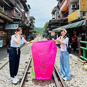 撮影タイム。スタッフがカメラさんになって日本語でポージング指導までしてくれちゃう！