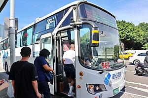 本日は「北門」駅出口2すぐ脇のバス停から乗車。バスはタクシーのように手を挙げて停めて
