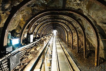 日本統治時代の建物やかつての坑道などが