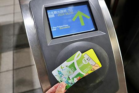 MRTの自動改札機でタッチ＆ゴー
