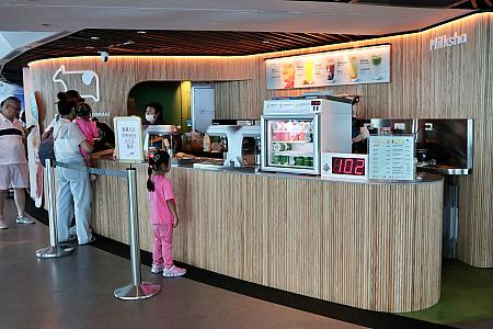 89階の展望台フロアには気になる台湾グルメや台湾スイーツ、台湾土産のコーナーも(入場時にフロアで利用できる割引券ももらえましたよ！)