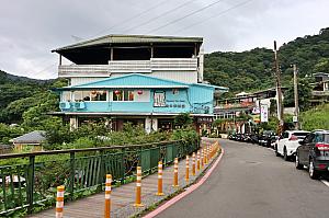 駅前の道を、駅を背に左へ5分ほど歩きます。目印は水色のレストラン。階段を下ると「猫空紅木屋」が