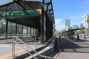 本日は「北門」駅出口2すぐ脇のバス停から乗車。バスはタクシーのように手を挙げて停めて