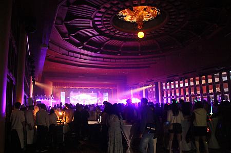 12階の大宴会場で開催される年越しカウントダウンパーティで知られ、年越し時にはベランダが開放され……