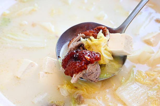 <b>〔4吃〕白菜と豆腐のグース出汁のスープ</b><br>グースの骨まで活用です。8時間じっくりと煮込んで出汁を取り、白菜と豆腐を加えてスープに。濃厚だけどあっさりとした味わいで美味。食後の胃に沁み渡ります。