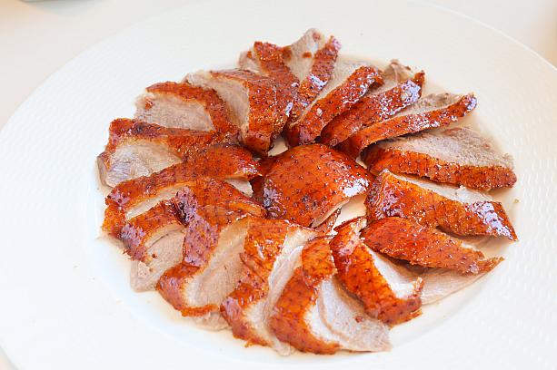 <b>〔1吃〕ローストグース 3色餅皮添え</b><br>パリパリの皮と柔らかくしっとりとした肉を3色の餅皮(緑：ほうれん草と馬告スパイス、ピンク：ニンジンと刺蔥スパイス、白：全粒粉)で巻き巻きしていただきます。