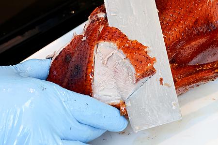 3.5kgほどもあるローマングースを厳選。漬け込み、餡詰め、湯を掛け、乾燥……などの準備に一昼夜。それから温度や時間を調整しながら三段階に分けて焼き上げます。