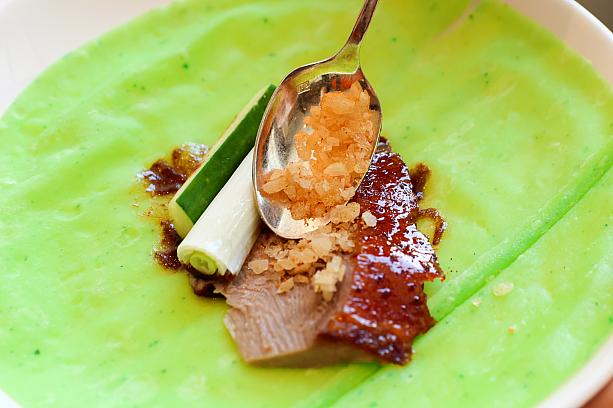 リンゴの木で燻されたグースは香りよき―♪パチパチキャンディーが口の中で弾けて……楽しすぎ！馬告や刺蔥といった台湾原住民特有のスパイスを取り入れているあたりも新鮮です。広東料理だけど台湾っぽーい！