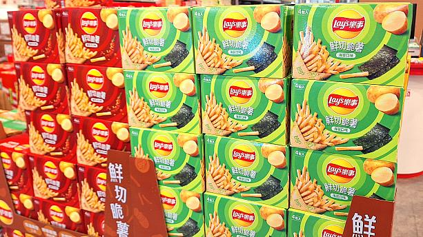 おなじみの定番スナック菓子が多い中、ナビが「おっ！」と思ったのが、Lay’s樂事(レイズ)のスティック状の海苔味。台湾限定なのかちょっと調べきれなかったのですが、2024年4月に新発売されたそうで、スーパーマーケット限定で販売しています。塩味、唐辛子味、そして今回ナビが見つけた海苔味の3種類だそうです。