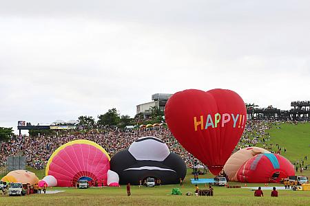 さて、会場では巨大なバルーンが一体ずつ、ゆっくり、ゆっくりと体を起こしはじめました。