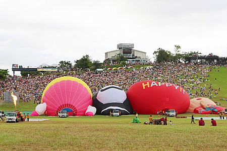 さて、会場では巨大なバルーンが一体ずつ、ゆっくり、ゆっくりと体を起こしはじめました。