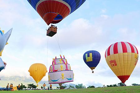 【台東イベント】台東夏の風物詩！賑やかなエネルギー漂う「2024年台湾国際バルーンフェスティバル」が8月19日まで、大盛況開催中～♡ 台湾国際バルーンフェスティバル 2024臺灣國際熱氣球嘉年華 バルーンフェスティバル 熱気球フェスティバル 熱気球 ハローキティ50周年 台東旅行 台東 鹿野 紅烏龍 台湾旅行 光雕音樂會 ドローンショー Taiwan Taitung Balloon Festival 宇宙人 麋先生 周湯豪 玖壹壹 許富凱 曹雅雯 邱軍 冰球樂團 五堅情 怪物新人 台東イベント 台湾イベント 台湾観光台東観光