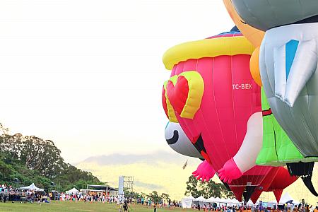 登場するバルーンキャラクターは、期間毎に異なります。ナビが訪れた7月11日は、日本からやってきた「ケーキバルーン」と「ハッピーちゃん」がいましたよ。