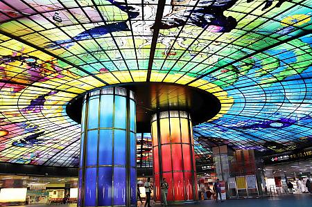 高雄MRTの「美麗島」駅内のステンドグラス