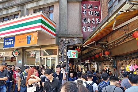 この中を大きな荷物を持って歩く自信はない……