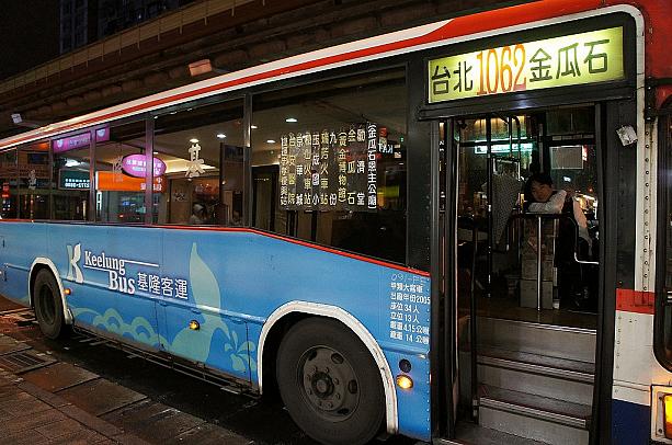 「965」便の車両は昔ながらのバスが走っていることも多いです