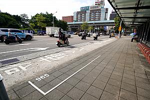 バスはこの965と書かれているところにきちんと並んで！